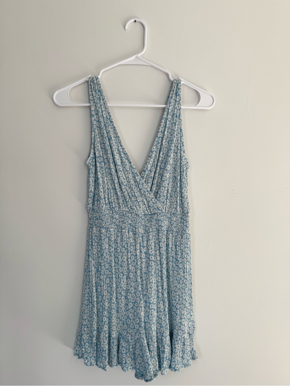 Rewind Light Blue and White Floral Romper Size Small 🩵🤍💎🐚